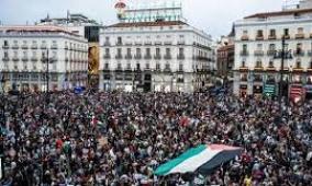 مظاهرات بإسبانيا تدعو رئيس الوزراء لعدم الاستقالة