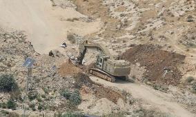 الاحتلال يغلق طريقا ترابيا شمال شرق بيت لحم