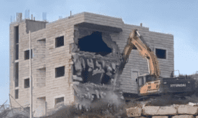 الاحتلال يهدم بناية سكنية و"بركسين" في حزما شمال شرق القدس