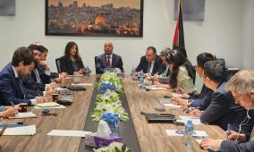 دائرة شؤون اللاجئين تعقد اجتماعًا بمشاركة ديبلوماسيون عرب واجانب