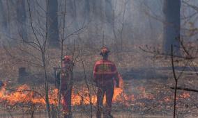 إجلاء آلاف السكان في أنحاء كندا جراء حرائق الغابات