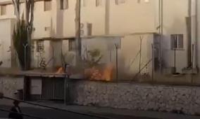الاعتداء الثالث خلال أسبوع: مستوطنون يضرمون النار بمقر "الأونروا" في القدس