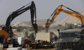 الاحتلال يهدم 8 منازل وبركسين في رام الله والقدس ونابلس
