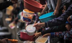 صحافية لراية: أطفال غزة يطلبون رغيفًا قبل الموت.. ولا غذاء سوى الوهم