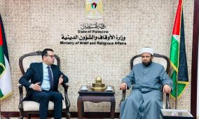 وزير الأوقاف يبحث مع بنك فلسطين تعزيز التوعية بخطر الاحتيال المالي عبر خطب الجمعة