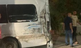 آليات الاحتلال تصدم حافلة تقل حجاجا في جنين بشكل متعمد