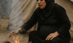خاص| نساء غزة يحترقن لأجل لقمة.. ودخان الحطب يخنق صدورهن
