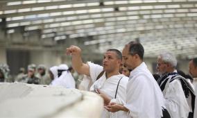حجاج بيت الله يرمون الجمرات في منى صباح عيد الأضحى