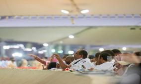الحجاج يواصلون رمي الجمرات قبيل اختتام مناسك الحج