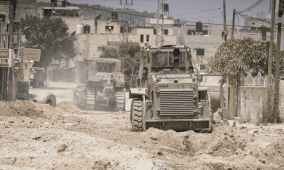 الاحتلال يدفع بجرافات عسكرية إلى مخيم جنين تمهيدا لعمليات هدم