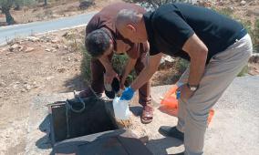 سلفيت: سلطة جودة البيئة تجمع عينة من بئر في بروقين للاشتباه بتلوثه بمادة مجهولة