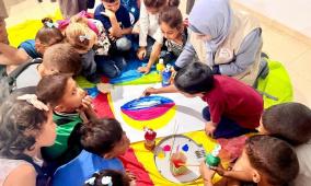 مركز الديمقراطية وحقوق العاملين يوزع الخضروات الطازجة على  الأسرة النازحة في قطاع غزة