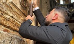 إعادة فتح أبواب كنيسة القيامة في القدس