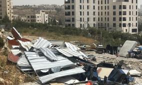 القدس: الاحتلال يهدم منزلا في بيت حنينا ويجبر عائلة على هدم منزلها في سلوان