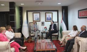 رئيس سلطة المياه يكرم مدير الممثلية الهولندية بمناسبة انتهاء مهامه في فلسطين