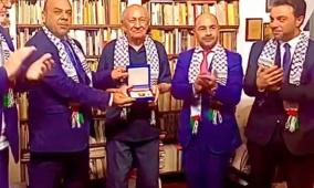 الرئيس يمنح الشاعر الفنزويلي غوستافو بيريرا  وسام الثقافة والعلوم والفنون لدعمه القضية الفلسطينية 