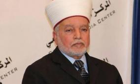 الاحتلال يُسلّم مفتي القدس قرارا بالإبعاد عن المسجد الأقصى لمدة أسبوع قابل للتجديد