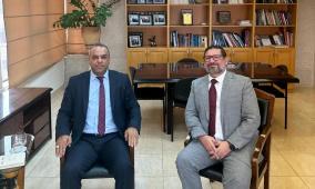 السفير التشيلي يلتقي أمين عام اتحاد الكتاب والأدباء الفلسطينيين ويبحثان التعاون الثقافي المشترك 