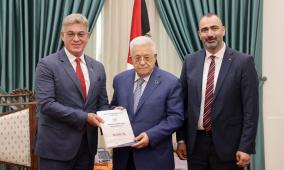 الرئيس عباس يتسلم التقرير السنوي لوحدة المتابعة المالية للعام 2024