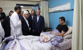 مصطفى يعود الجرحى من أبناء شعبنا في مستشفى العريش العام