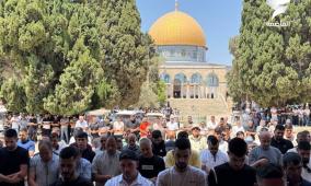 45 ألفا يؤدون صلاة الجمعة في المسجد الأقصى