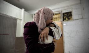 وفاة رضيعة بسبب التجويع وسوء التغذية في خانيونس