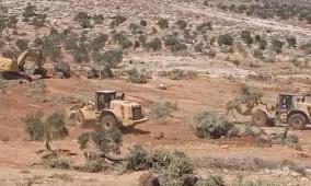 الاحتلال يواصل تجريف أراض في قرية المغير شمال شرق رام الله