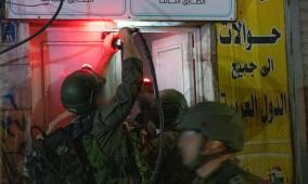 وجه آخر لسياسة الخنق الاقتصادي: اقتحامات محال الصرافة تهدد استقرار السوق الفلسطيني