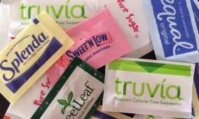 قد تضر الكبد.. دراسة حديثة تشكك في أمان المُحلّيات