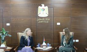 وزيرة العمل تبحث مع القنصل البريطاني العام في القدس واقع قطاع العمل والعمال