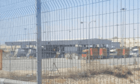 الاحتلال يغلق معبر الكرامة في كلا الاتجاهين