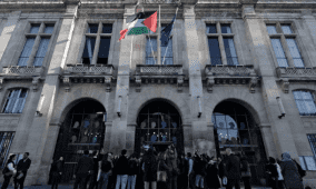 رفع العلم الفلسطيني على واجهة مبنى بلدية سان دوني في فرنسا