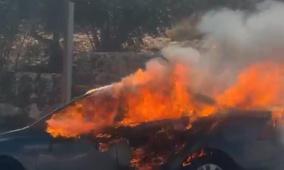 مستوطنون يهاجمون بلدة دير دبروان شرق رام الله ويحرقون مركبتين