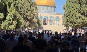 عشرات آلاف المصلين يؤدون صلاة الجمعة في الأقصى