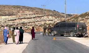 الاحتلال يغلق مدخل قرية المغير ويمنع الدخول والخروج منها