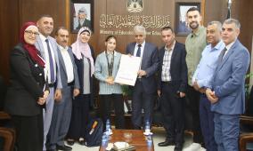 الوزير برهم يكرم بطلة آسيا في رياضة "المواي تاي"