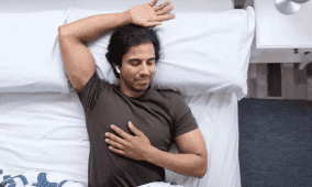 النوم بسماعات الأذن قد يؤدي إلى الخرف