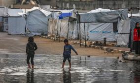 الأونروا: مئات آلاف النازحين في غزة يواجهون الشتاء بخيام مهترئة دون أساسيات الحياة