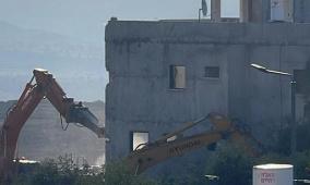 سلطات الاحتلال تهدم منزل مأهول في طوبا الزنغرية