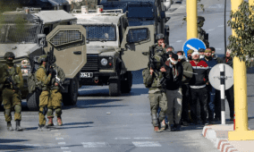 الاحتلال يقتحم عدة مناطق في الخليل: احتجاز عشرات المواطنين وفرض حصار على بيت أمر