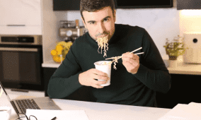 لعشاق "النودلز".. 43 عالماً يحذرون: صحتكم على المحك