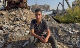 وصيتهم تقوده… ناجٍ وحيد يحارب من أجل حقه في التعليم وسط الحرب