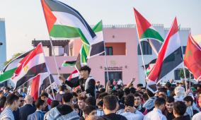 العلم الفلسطيني يزين مسيرة للمشجعين العرب في ميناء الدوحة القديم