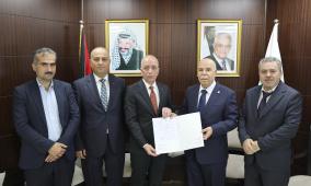 رئيس مجلس القضاء الأعلى يتسلم قراراً رئاسياً بتخصيص قطعة أرض والبناء المقام عليها لصالح محكمة استئناف نابلس  