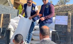 الإغاثة الزراعية تسلّم 15 طنًّا من البذور لتعزيز صمود 125 مزارعًا في مسافر يطا