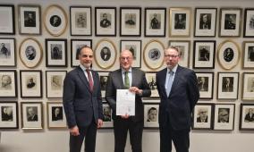 لاهاي: السفير حجازي يسلم وثيقة انضمام فلسطين للجنة الدولية لشؤون المفقودين