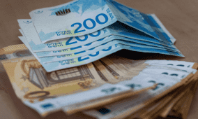 خاص| في ظل أزمة الشيكل.. هل يصبح الدينار العملة الأساسية في التعاملات الفلسطينية؟