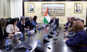 رئيس الوزراء يطلع وفداً برلمانياً إيطالياً على آخر التطورات السياسية والميدانية