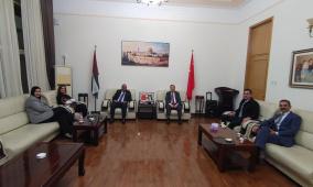 السفير عواد يستقبل رئيس هيئة مقاومة الجدار والاستيطان
