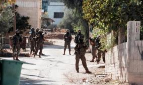 الاحتلال يصيب 3 مواطنين ويحتجز آخرين في مخيم الفارعة